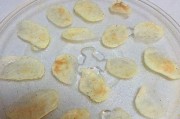 自制美味微波薯片（简单易学的薯片制作方法，健康美味的零食选择）