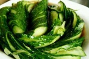 以蛇皮黄瓜为主材料的美食做法（美味健康，品尝自然的美味/黄瓜，瘦身美肤的好帮手）