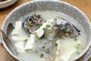 以丝瓜豆腐鱼头汤为主的美食制作（营养丰富的美味佳肴，让你流连忘返）