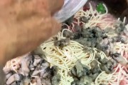 美味可口的猪肉金针菇打卤面（做法详解，快来试试吧！）