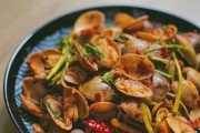 酸笋炒花甲，清爽美味的海鲜佳肴（15个步骤，轻松学会制作）