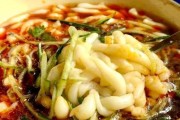 玉米面凉面的制作（清凉夏日必备，学会这个做法就不怕饮食单调）