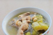 营养美味的野生山苦瓜排骨汤（健康必备，营养丰富的家常汤菜）