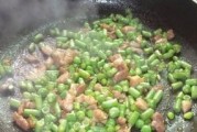 鲜香美味——以鲜豌豆猪肉粒的做法为主题的家常菜（鲜豌豆猪肉粒——细嫩鲜香，饱满味道）