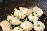 制作生煎速冻饺子的秘诀（以新鲜食材制作便捷美味的速冻饺子，教你制作口感香脆的生煎饺子）