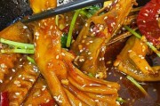 香辣鸭的做法（传承家乡美食，酥脆外皮嫩肉多汁，口感极佳）