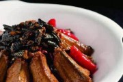 以蛇皮黄瓜为主材料，制作美味佳肴的做法（蛇皮黄瓜，营养丰富的夏季美食）