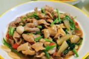 香辣猪肠的制作方法（用家常食材轻松做出美味的猪肠）