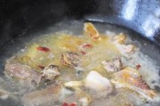 咸鸡黄花菜煲的制作方法（咸香鲜美，营养丰富的家常菜）