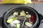五指毛桃煲乌鸡汤（掌握五指毛桃的选购与煲汤技巧，尝鲜滋补养生的特色家常菜）