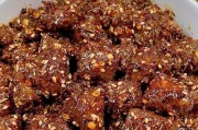 家常美食，以孜然圆葱羊肉为主题的餐桌美味（中式烹饪，口感绝佳的菜品）