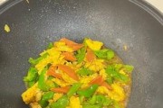 青椒火腿肠炒鸡蛋的做法（简单易学的家常菜谱，健康美味无负担）