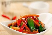 蒜苗炒鱿鱼的美食做法（家庭厨房里的一道清香美味）
