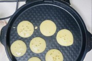 美味草莓奶油香蕉松饼的制作方法（让你在家也能享受星巴克的味道）