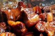 用紫砂锅烹制美味红烧肉（以传统方式烹制，香气扑鼻，口感绝佳）