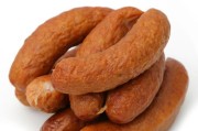 美味烹饪（掌握关键技巧，用简单步骤制作口感独特的红肠）