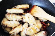 学会用蒜蓉辣酱制作美味鸡翅（做出口感鲜美的蒜蓉辣酱鸡翅，只需四个步骤！）
