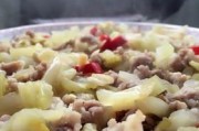 美味家常酸菜炒肉末（家庭必备做法，口感酸辣可口，健康美味）