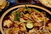 土鸡火锅的做法（用炭火炖煮的土鸡，再加上新鲜蔬菜，让你享受美味的火锅盛宴）