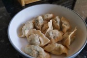 自制香菜猪肉水饺（口感鲜美，健康营养，佐以秘制酱汁）