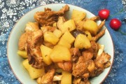 土豆蘑菇炖鸡的做法（家常美食，营养丰富）