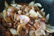洋葱烧肉丸子的制作方法（以肉香与洋葱的相融合，口感更加细腻）