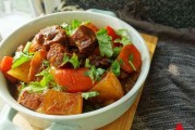五花肉炖萝卜的做法（营养丰富，家常美食）