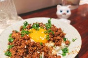 台式肉燥饭——经典美食的制作方法（从选材到烹饪，掌握肉燥饭的窍门）