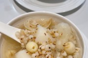 健康营养的银耳鹌鹑蛋瘦肉汤（以银耳、鹌鹑蛋、瘦肉为主材制作的一道美食佳品）