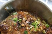 咸菜烧鲫鱼的做法（家常菜谱之味道鲜美，营养丰富的咸菜烧鲫鱼）
