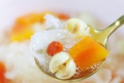 以玉米须木耳甜汤为主题的健康美食（滋补养生，营养丰富）