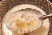 教你如何制作美味的桃胶皂角米雪燕羹（让你的口感升华，享受最纯粹的自然美味）