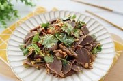 鸭胗炒芹菜——美味佳肴的制作技巧（家庭菜谱｜美食享受｜营养健康）