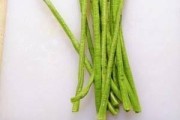 沙蟹汁炒豆角的做法（鲜香可口的家常菜）