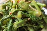 酥炸香椿苗的制作方法（原料选择与处理、炸制技巧、口感调整和食用建议）