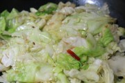 手撕包菜的做法（家常菜的必备技能，让你轻松做出美味口感的手撕包菜）