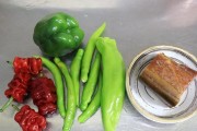 以鲊辣椒炒腊肉，美味无比的家常美食（教你如何制作美味的鲊辣椒炒腊肉）