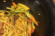 美味可口的铁锅排骨焖面（家常美食，营养均衡，健康食材）