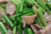 蒜心炒墨鱼（咸鲜美味，营养丰富的家常菜）