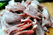 香爆腊牛肉的家常做法（让你在家也能吃到正宗的腊牛肉）