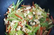 美味健康，鸭蛋炒莴笋的家常做法（快手好菜，以家常鸭蛋为主料炒出营养美味的莴笋佳肴）