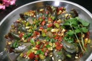 双椒皮蛋，美味的佳肴！（以双椒为主材，教你做一道既简单又美味的双椒皮蛋。）