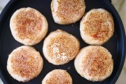 一口香酥炸烧饼，加上美味肠伴侣（教你如何制作口感绝佳的炸烧饼和肠伴侣）