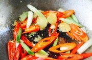 用蒜汁调味的五香猪肝（学习如何做一道营养丰富的美食）
