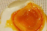 自制腌咸蛋的方法（传授你制作美味腌咸蛋的秘密，让你轻松掌握！）