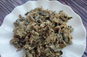 香椿芽炒鸡心的美食探秘（如何用新鲜的香椿芽和嫩滑的鸡心制作一道健康美味的菜肴？）