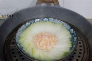 清爽低脂的冬瓜蒸肉丸虾皮（用简单材料做出美味养生菜）