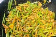 学会做孜然芝麻炒肉丝，轻松搞定美味晚餐（以孜然和芝麻为主要调料，口感香醇，肉质鲜嫩，简单易学）
