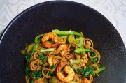 虾仁卷心菜炒面的做法（健康美味的家常料理）