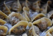 家常做法教你制作猪肉香菇饺子（口感鲜美，简单易做的美味小吃）